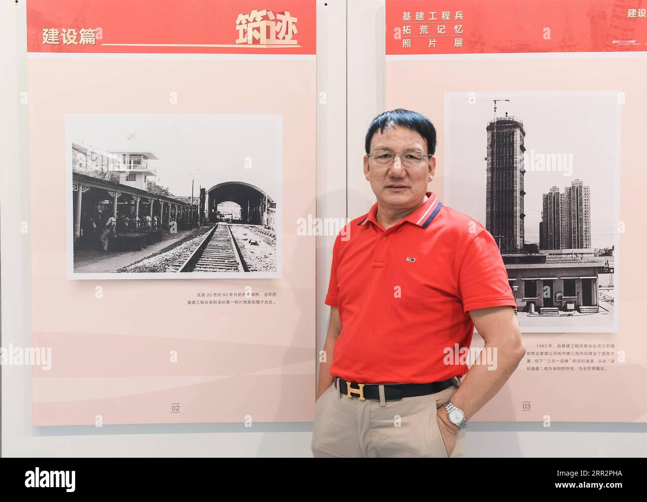 201015 -- SHENZHEN, 15 octobre 2020 -- l'ancien correspondant militaire Yang Hongxiang pose lors d'une exposition de photos documentant comment le corps du génie de combat a aidé à construire l'infrastructure de la zone économique spéciale de Shenzhen au début des années 1980 à la bibliothèque de l'Université de Shenzhen à Shenzhen, dans la province du Guangdong du sud de la Chine, le 22 septembre 2020. Yang a travaillé comme correspondant militaire avec les premiers ingénieurs de combat qui ont été les pionniers de la construction de la ZES de Shenzhen. Avec des photos et des histoires, il a documenté le changement rapide de Shenzhen - des immeubles de grande hauteur qui poussent à partir de terres arides, tarm Banque D'Images