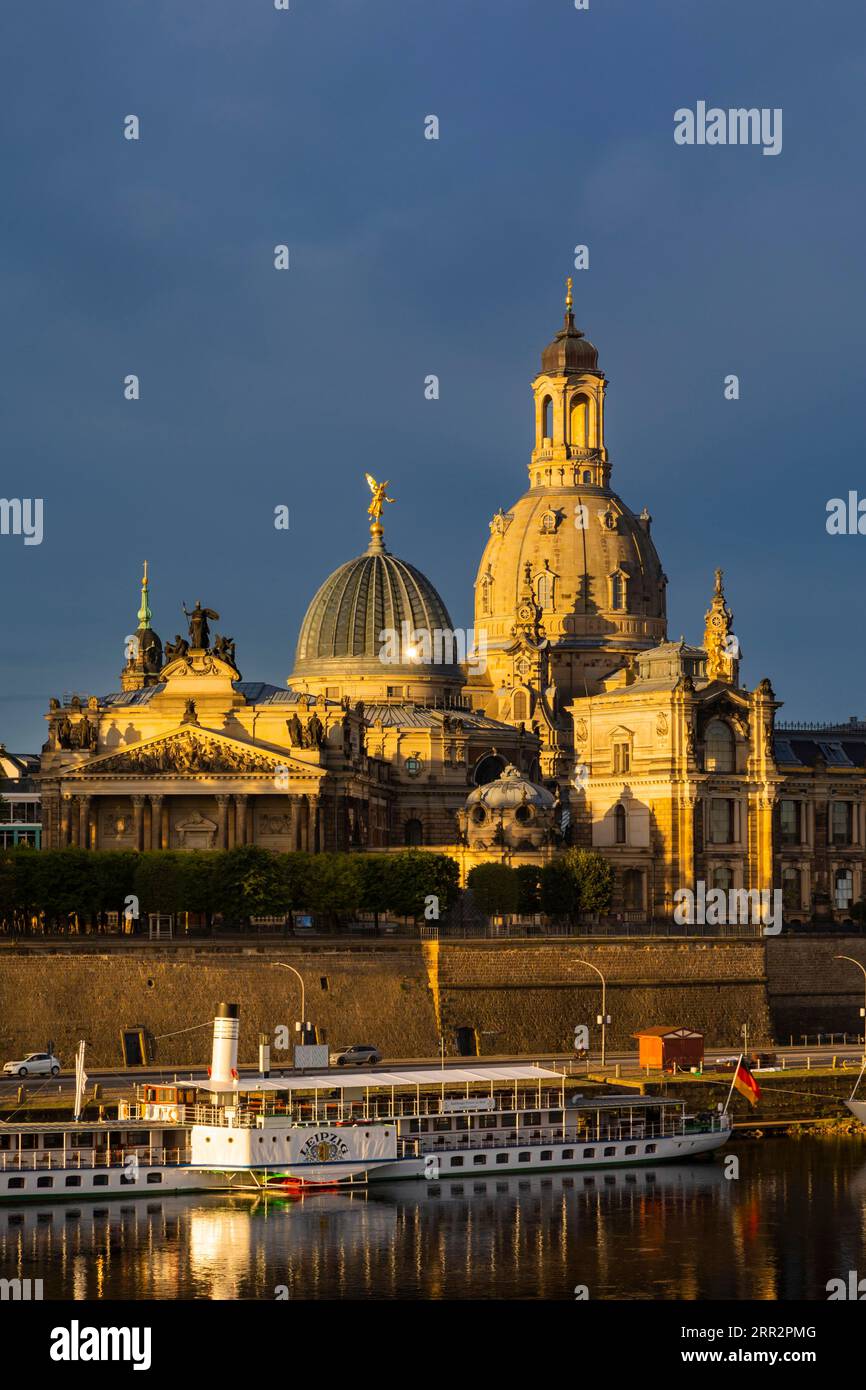 Vieille ville Silhouette de Dresde sur l'Elbe dans la lumière du matin Banque D'Images