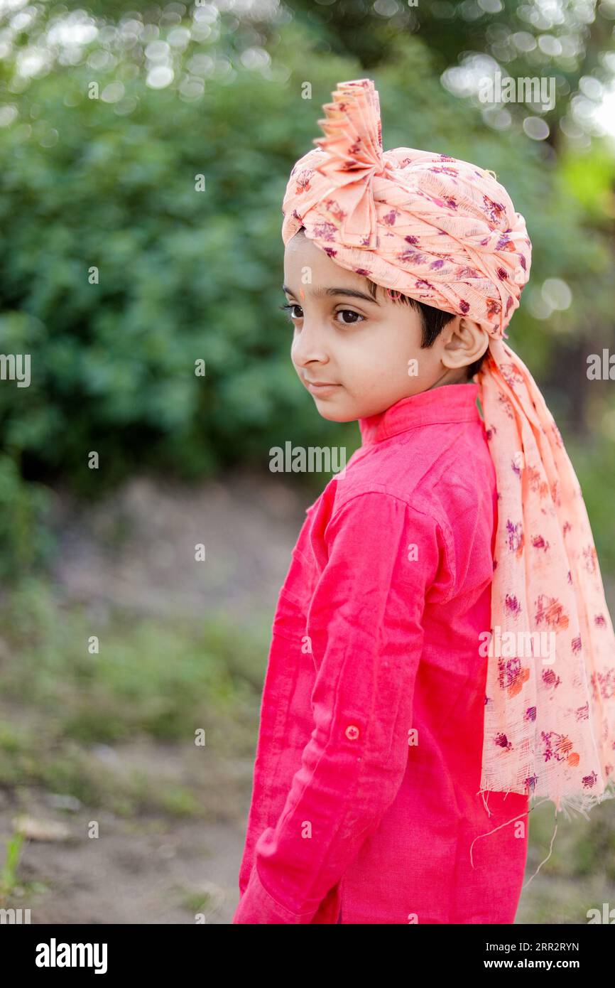 Heureux fils fermier indien porter sehra, enfants maharashtrian, enfants heureux rular Banque D'Images