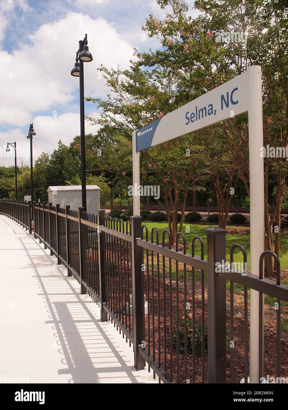 Selma, Caroline du Nord signalisation de la gare Amtrak le long de la plate-forme de train Banque D'Images