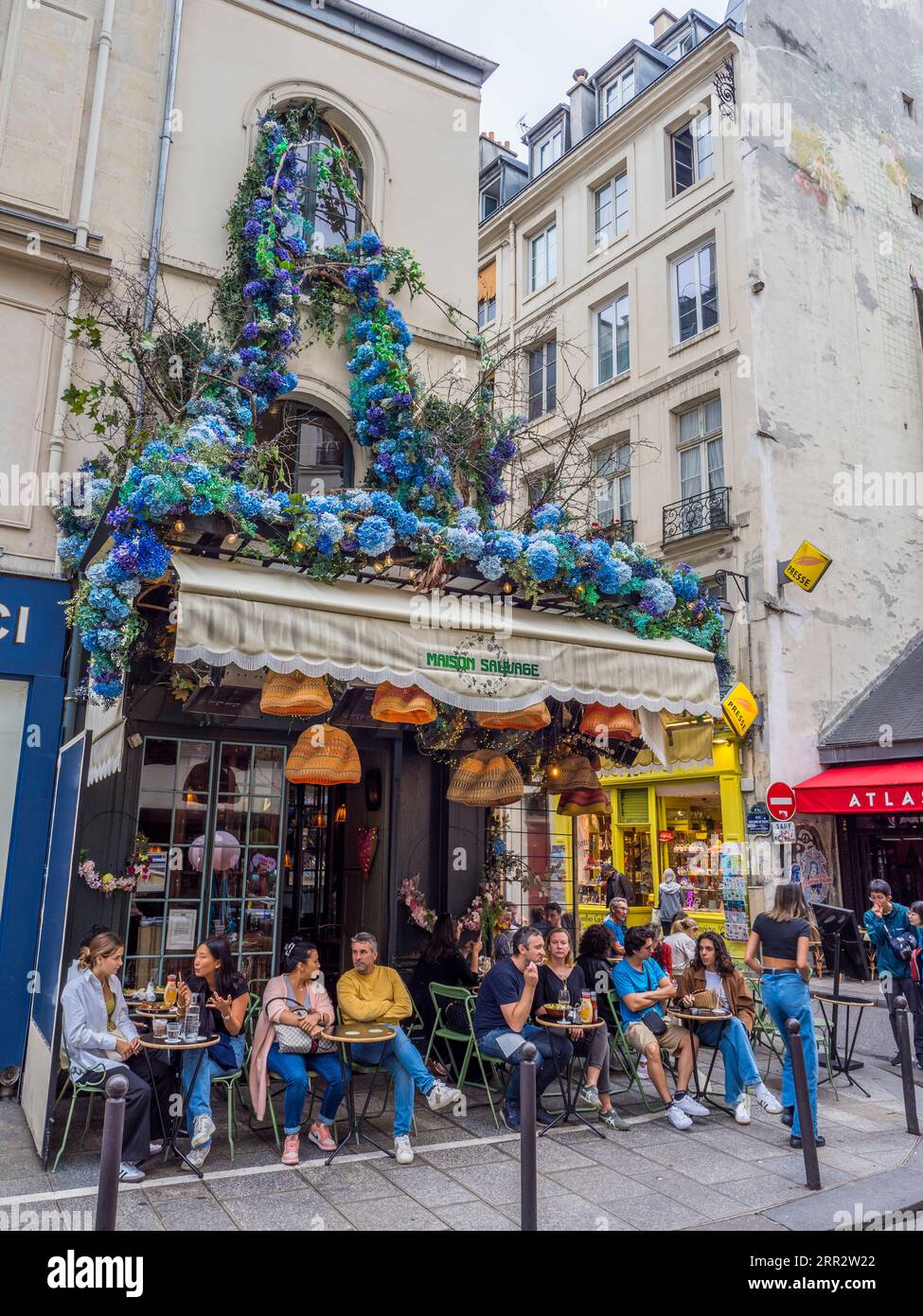 Manger et boire à l'extérieur de la Maison sauvage, café, Paris, France, Europe, UE. Banque D'Images