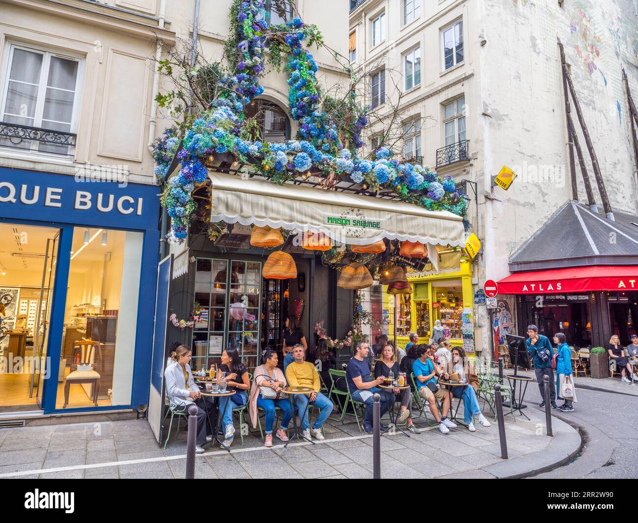 Manger et boire à l'extérieur de la Maison sauvage, café, Paris, France, Europe, UE. Banque D'Images