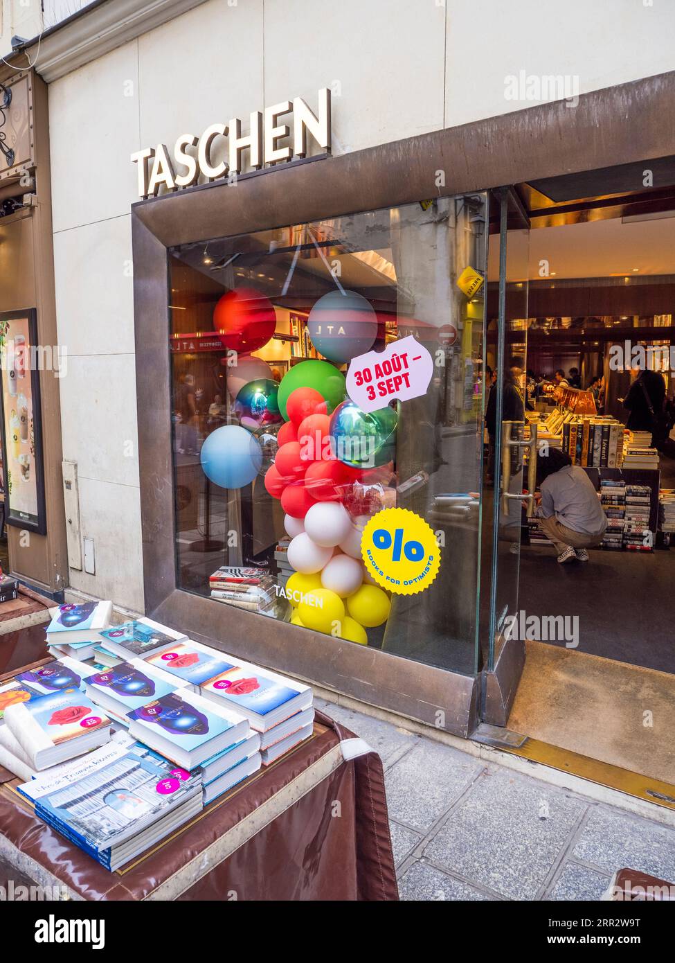 Ballons sur fenêtre, Librairie Taschen, Paris, France, Europe, UE. Banque D'Images