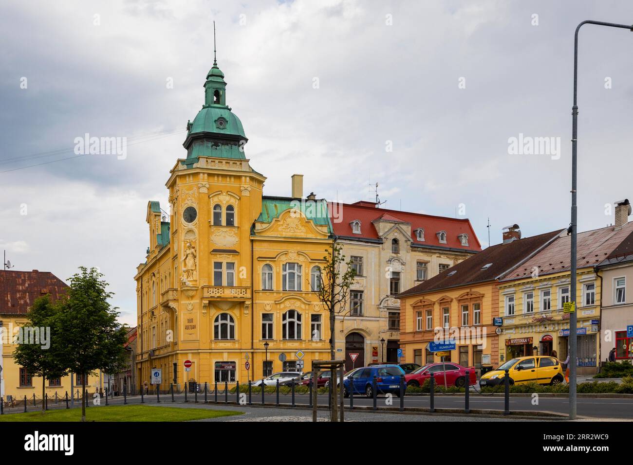 Sluknov (Schluckenau allemand) est une ville de l'Okres Decin dans le kraj Ustecky en République tchèque. Place du marché avec Maison de la Culture Banque D'Images