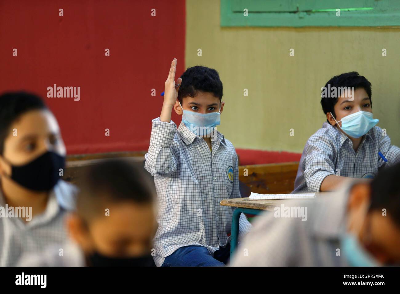 201017 -- LE CAIRE, le 17 octobre 2020 -- des élèves fréquentent une école du Caire, en Égypte, le 17 octobre 2020. L’Égypte a officiellement rouvert samedi des dizaines de milliers d’écoles pour des millions d’étudiants à travers le pays pour commencer la nouvelle année scolaire tout en mettant en œuvre des mesures de précaution contre le COVID-19. ÉGYPTE-LE CAIRE-COVID-19-SCHOOL-ROUVRIR AhmedxGomaa PUBLICATIONxNOTxINxCHN Banque D'Images