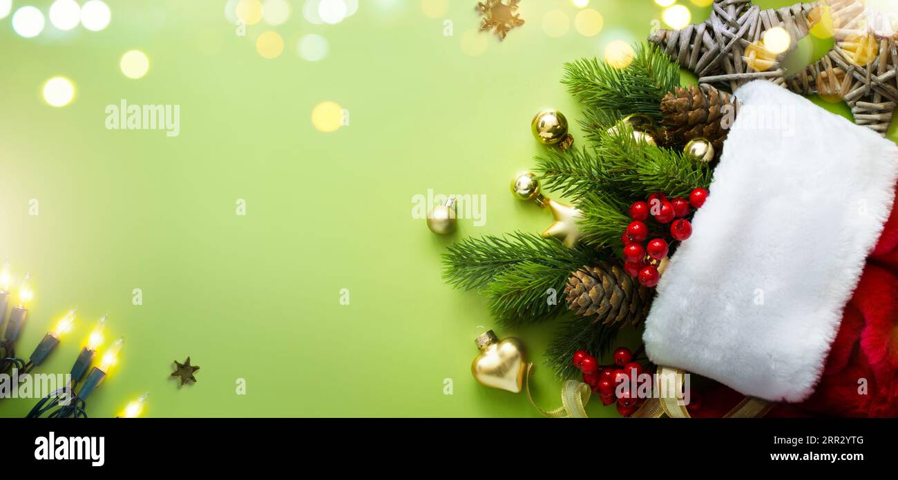 Cadeaux de Noël et décoration d'arbre de Noël. Motif banderole de Noël ou carte de vœux avec espace de copie Banque D'Images