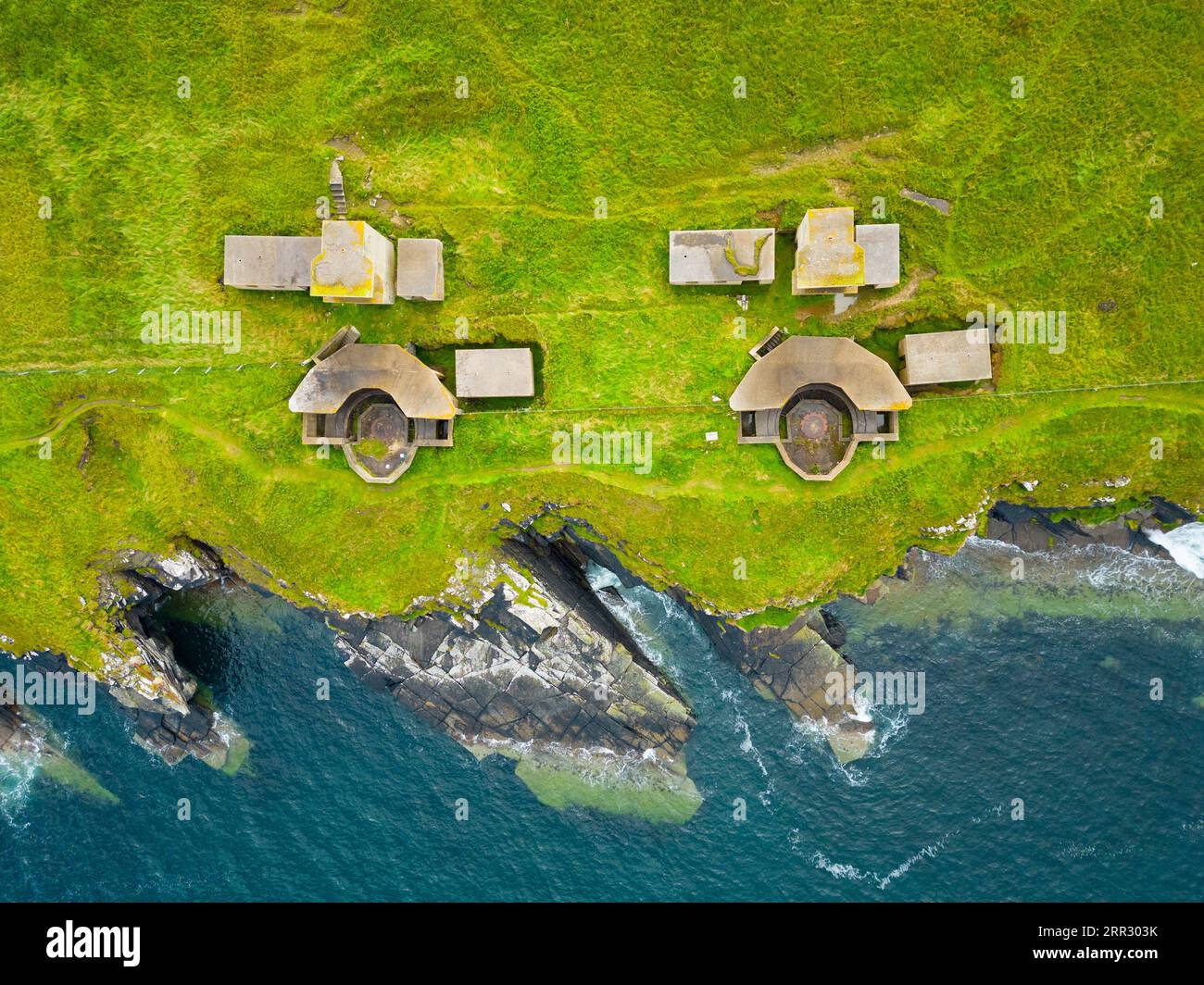 Vue aérienne des défenses côtières de la batterie Balfour à Scapa Flow à Hoxa sur South Ronaldsay, îles Orcades, Écosse, Royaume-Uni. Banque D'Images