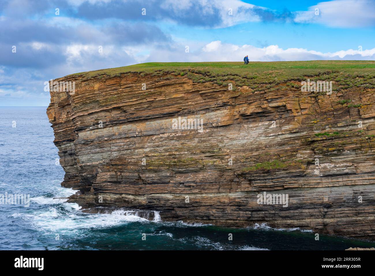 Vue sur les falaises de Yesnaby sur la côte ouest continentale, îles Orcades, Écosse, Royaume-Uni. Banque D'Images