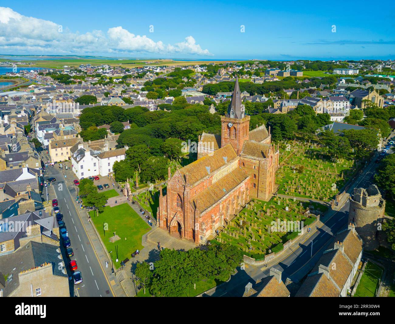 Vue aérienne de la cathédrale St Magnus à Kirkwall, Mainland, Orcades, Écosse, Royaume-Uni. Banque D'Images