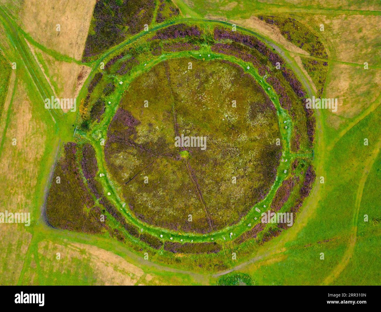 Vue aérienne du cercle néolithique de l'anneau de Brodgar et du cercle de pierre à West Mainland, îles Orcades, Écosse, Royaume-Uni. Banque D'Images