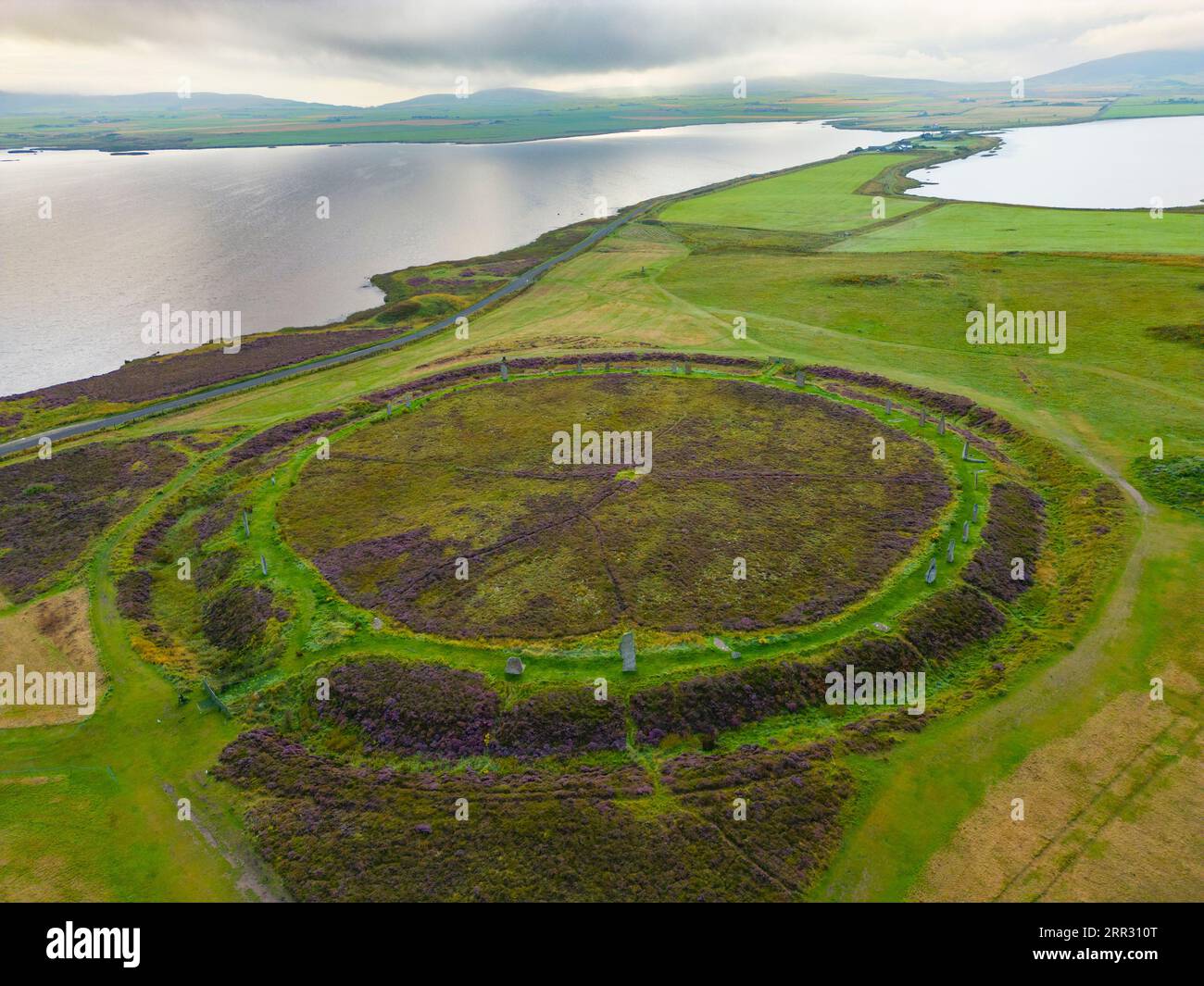 Vue aérienne du cercle néolithique de l'anneau de Brodgar et du cercle de pierre à West Mainland, îles Orcades, Écosse, Royaume-Uni. Banque D'Images