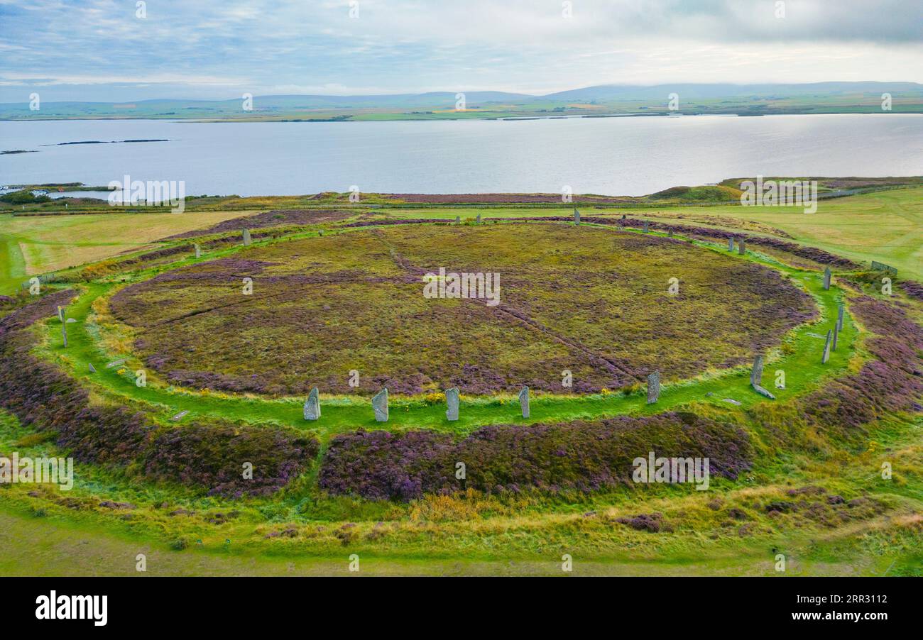 Vue aérienne du cercle néolithique de l'anneau de Brodgar et du cercle de pierre à West Mainland, îles Orcades, Écosse, Royaume-Uni. Banque D'Images