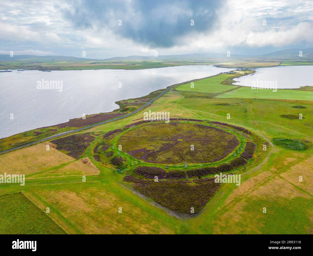 Vue aérienne du cercle néolithique de l'anneau de Brodgar et du cercle de pierre à West Mainland, îles Orcades, Écosse, Royaume-Uni. Banque D'Images