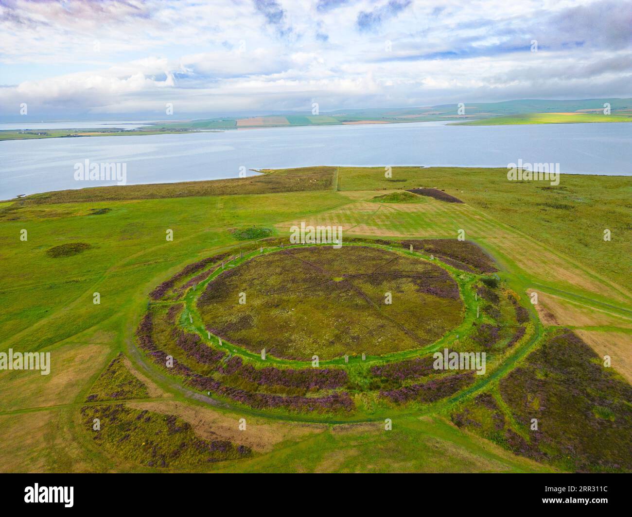 Vue aérienne du cercle néolithique de l'anneau de Brodgar et du cercle de pierre à West Mainland, îles Orcades, Écosse, Royaume-Uni. Banque D'Images