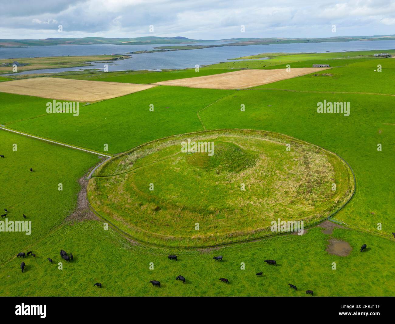 Vue aérienne du cairn à chambre néolithique de Maeshowe et de la tombe de passage à West Mainland, îles Orcades, Écosse, Royaume-Uni. Banque D'Images