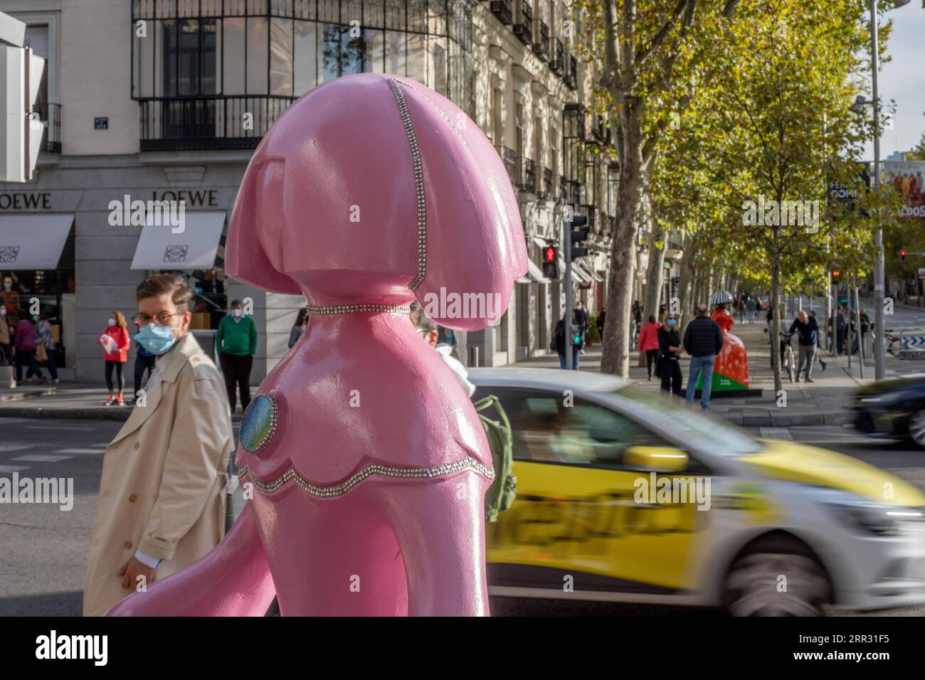201019 -- MADRID, le 19 octobre 2020 -- Une statue créée à partir du tableau Las Meninas est vue à Madrid, capitale de l'Espagne, le 18 octobre 2020. L’exposition Meninas Madrid Gallery 2020 a débuté à Madrid le 15 octobre 2020. De nombreux artistes créent des statues à partir du célèbre tableau Las Meninas de Velazquez et les exposent dans la rue de Madrid. L’exposition durera jusqu’au 15 décembre 2020. ESPAGNE-MADRID-EXPOSITION-LAS MENINAS MengxDingbo PUBLICATIONxNOTxINxCHN Banque D'Images