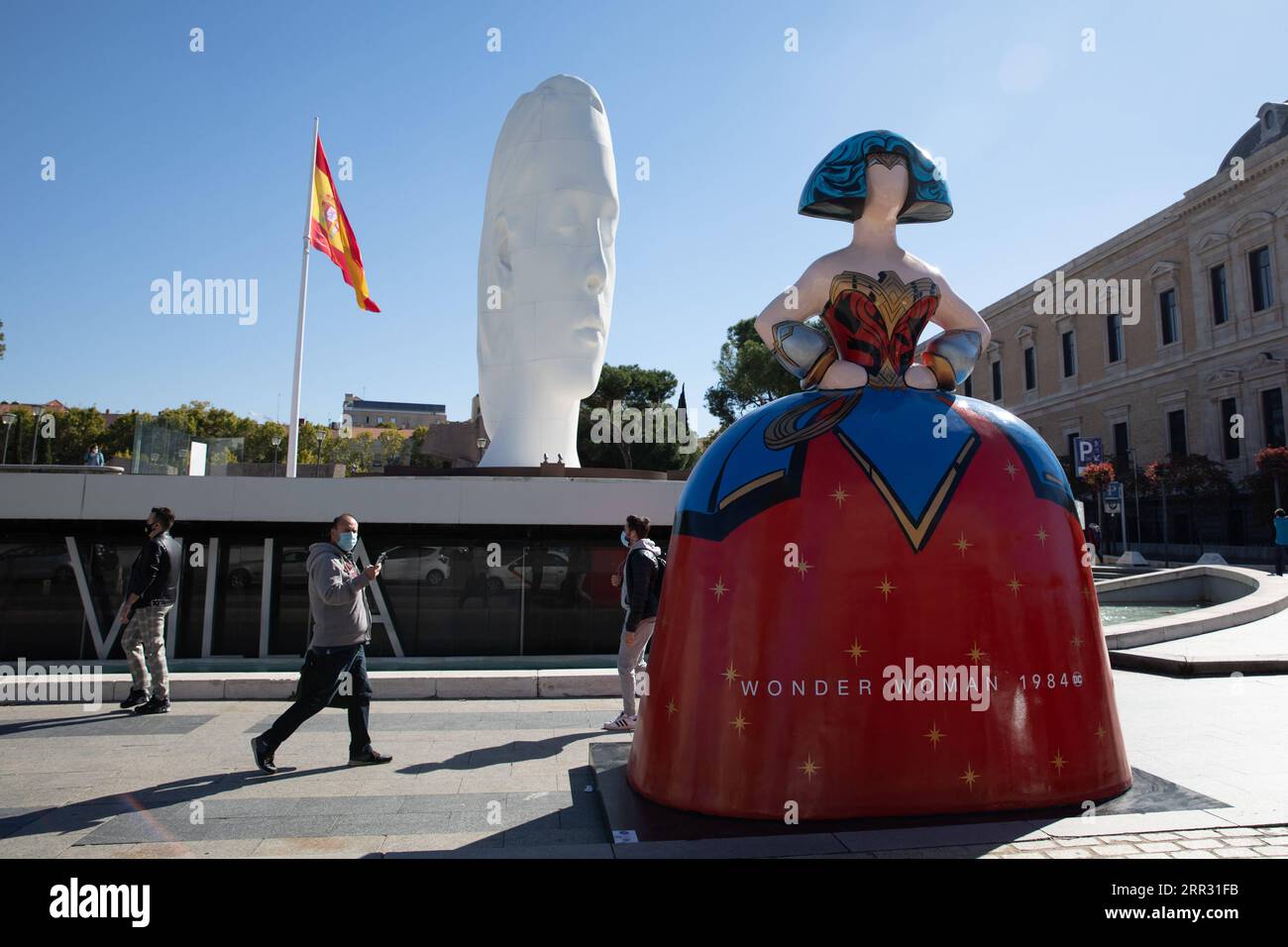 201019 -- MADRID, le 19 octobre 2020 -- Une statue créée à partir du tableau Las Meninas est vue à Madrid, capitale de l'Espagne, le 15 octobre 2020. L’exposition Meninas Madrid Gallery 2020 a débuté à Madrid le 15 octobre 2020. De nombreux artistes créent des statues à partir du célèbre tableau Las Meninas de Velazquez et les exposent dans la rue de Madrid. L’exposition durera jusqu’au 15 décembre 2020. ESPAGNE-MADRID-EXPOSITION-LAS MENINAS MengxDingbo PUBLICATIONxNOTxINxCHN Banque D'Images