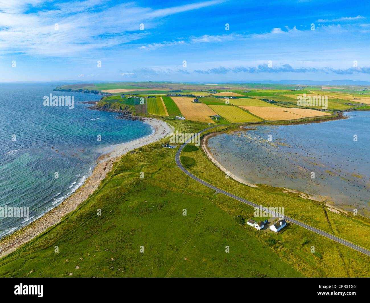 Vue aérienne des plages de Taracliff Bay et Peter’s Pool à Sandi Sands sur East Mainland, Upper Sanday, îles Orcades, Écosse, Royaume-Uni. Banque D'Images