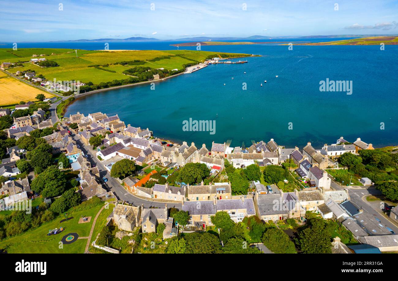 Vue aérienne du village de St Margaret’s Hope sur South Ronaldsay, îles Orcades, Écosse, Royaume-Uni. Banque D'Images