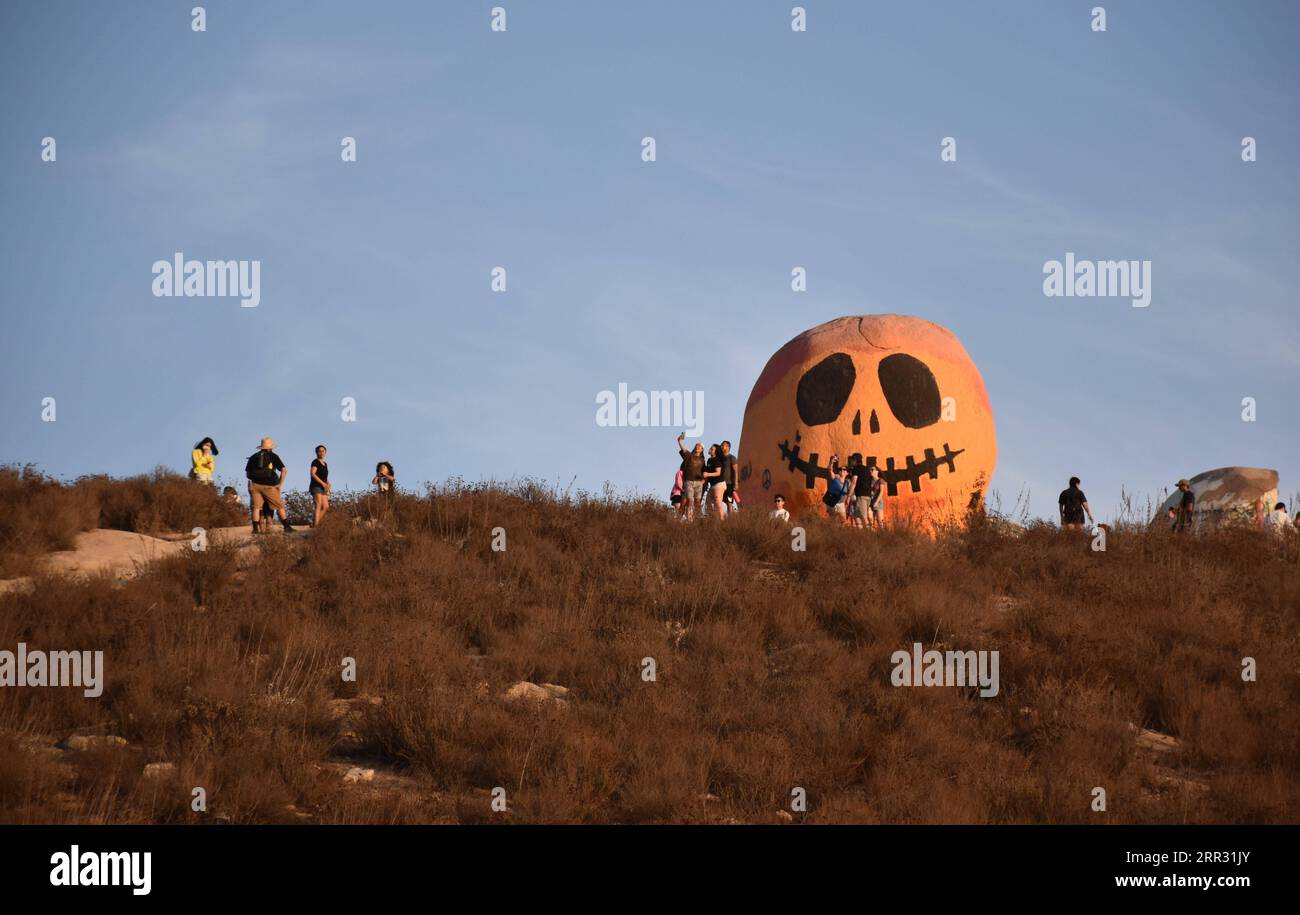 201019 -- NORCO U.S., 19 octobre 2020 -- des gens visitent Pumpkin Rock qui se trouve au sommet d'une colline à Norco, dans le comté de Riverside, Californie, États-Unis, le 18 octobre 2020. à l ' approche d ' Halloween, Pumpkin Rock, un rocher géant peint comme un grand jack-o-lanterne, est devenu un endroit populaire pour les habitants et les visiteurs. U.S.-CALIFORNIA-NORCO-POTIRON ROCK GaoxShan PUBLICATIONxNOTxINxCHN Banque D'Images