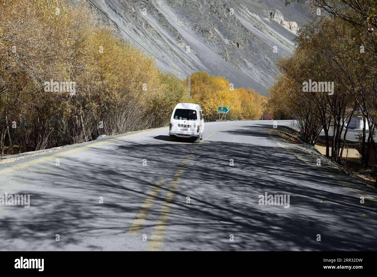 201021 -- ISLAMABAD, le 21 octobre 2020 -- Un véhicule roule sur la route KKH du Karakoram, dans la région du Gilgit-Baltistan, au nord du Pakistan, le 16 octobre 2020. La route de Karakoram KKH est la seule route terrestre reliant le Pakistan à la Chine. L'une des routes pavées les plus hautes au monde, la KKH traverse le Karakoram, l'Hindu Kush et les montagnes de l'Himalaya et est considérée comme un miracle dans l'histoire de la construction de routes de l'humanité. PAKISTAN-GILGIT-BALTISTAN-KARAKORAM HIGHWAY-VIEW AHMADXKAMAL PUBLICATIONXNOTXINXCHN Banque D'Images