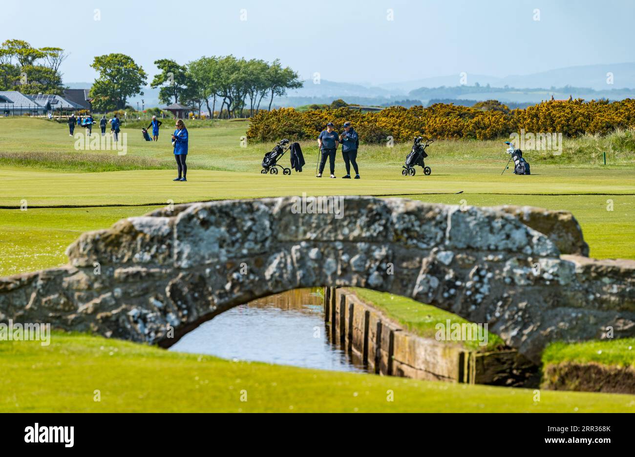 Swilcan Bridge, The Links, avec des joueurs de golf sur le Old course, St Andrews, Fife, Écosse, Royaume-Uni Banque D'Images