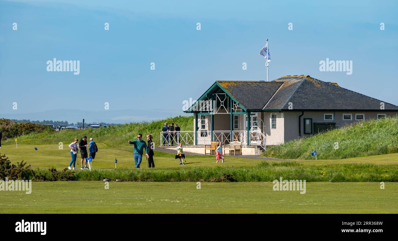 Personnes jouant au golf sur le Old course, St Andrews, Fife, Écosse, Royaume-Uni Banque D'Images
