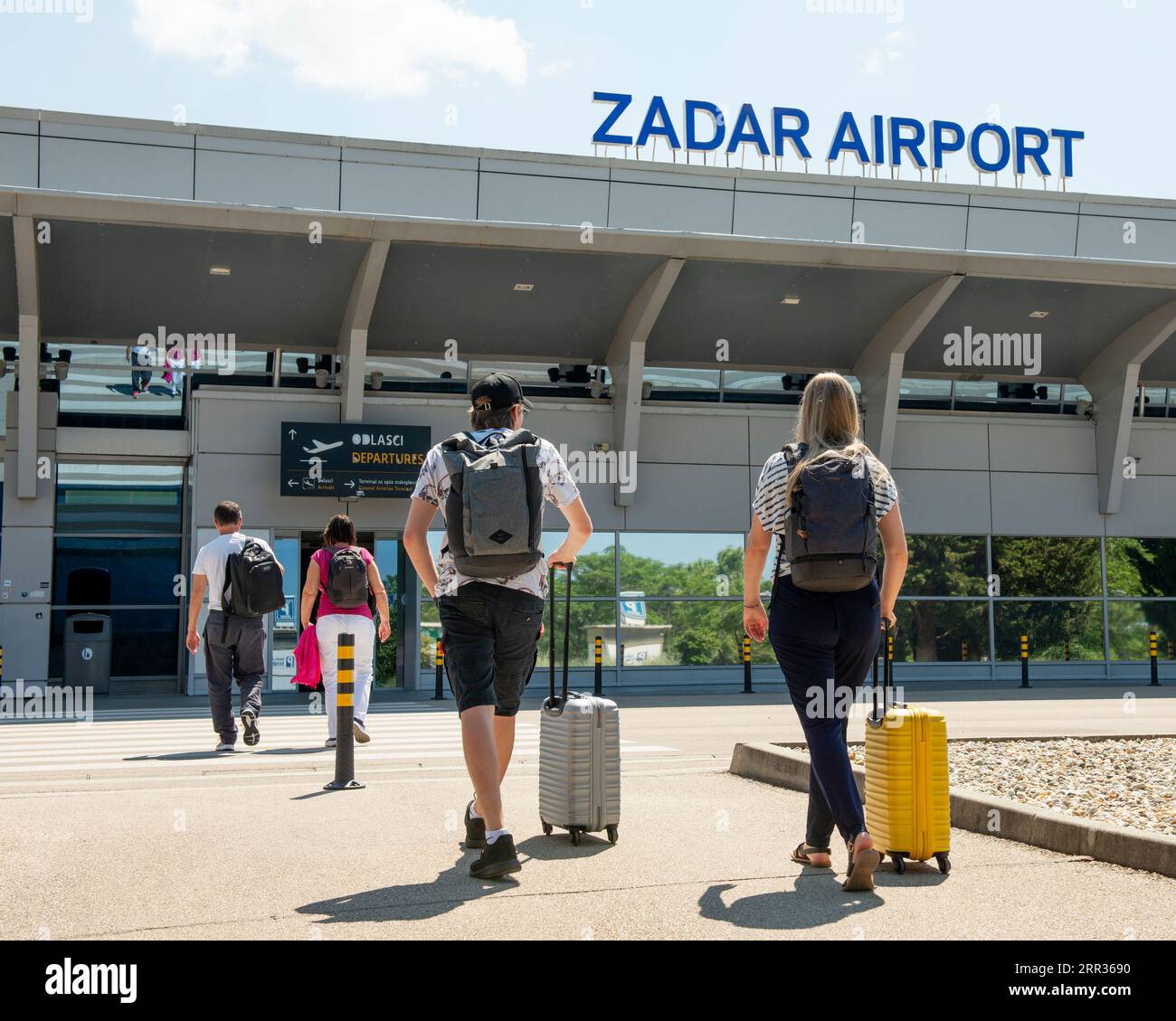 Touristes aux départs à l'aéroport de Zadar, Zadar, Croatie Banque D'Images