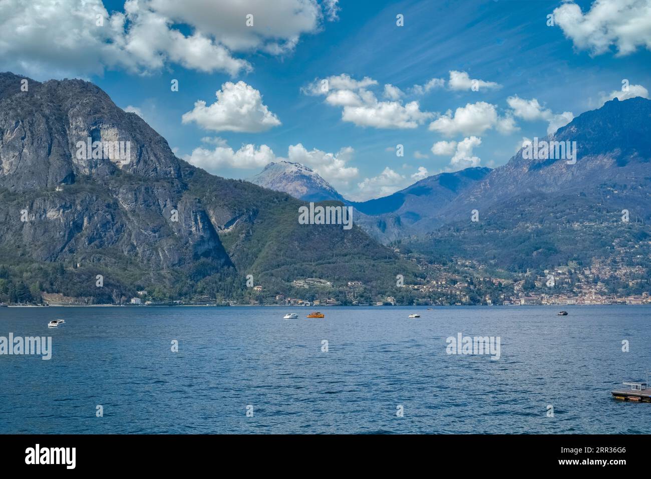 Le lac de Côme, en Italie, beau paysage, avec des montagnes en arrière-plan Banque D'Images