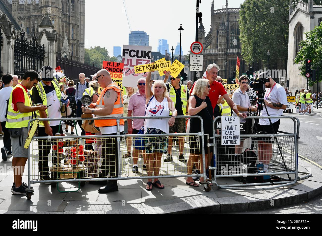 Londres, Royaume-Uni. Les manifestants se sont rassemblés devant les chambres du Parlement pour manifester contre l'extension de la zone à ultra-faibles émissions (ULEZ) aux arrondissements de Londres le 29 août 2023. Crédit : michael melia/Alamy Live News Banque D'Images