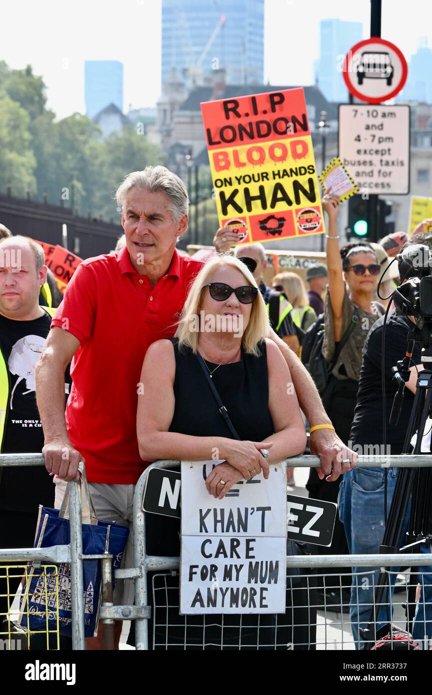 Londres, Royaume-Uni. Les manifestants se sont rassemblés devant les chambres du Parlement pour manifester contre l'extension de la zone à ultra-faibles émissions (ULEZ) aux arrondissements de Londres le 29 août 2023. Crédit : michael melia/Alamy Live News Banque D'Images