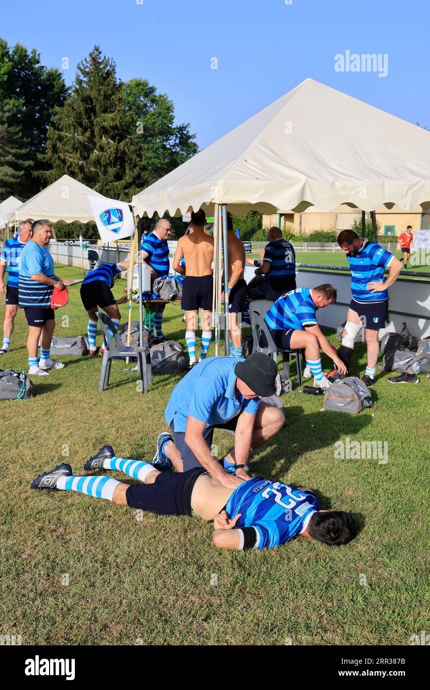 Sarlat, France. 4 septembre 2023. Coupe du monde parlementaire de Rugby 2023 en France. Deuxième virage. Royaume-Uni - Argentine match. L'équipe parlementaire Argentine (en bleu) a remporté le match contre l'équipe parlementaire britannique (en noir) dans la chaleur et dans une ambiance conviviale à Sarlat en Dordogne. Sarlat-la-Canéda, Dordogne, Périgord Noir, France, Europe. Photo de Hugo Martin Alamy Live News Banque D'Images