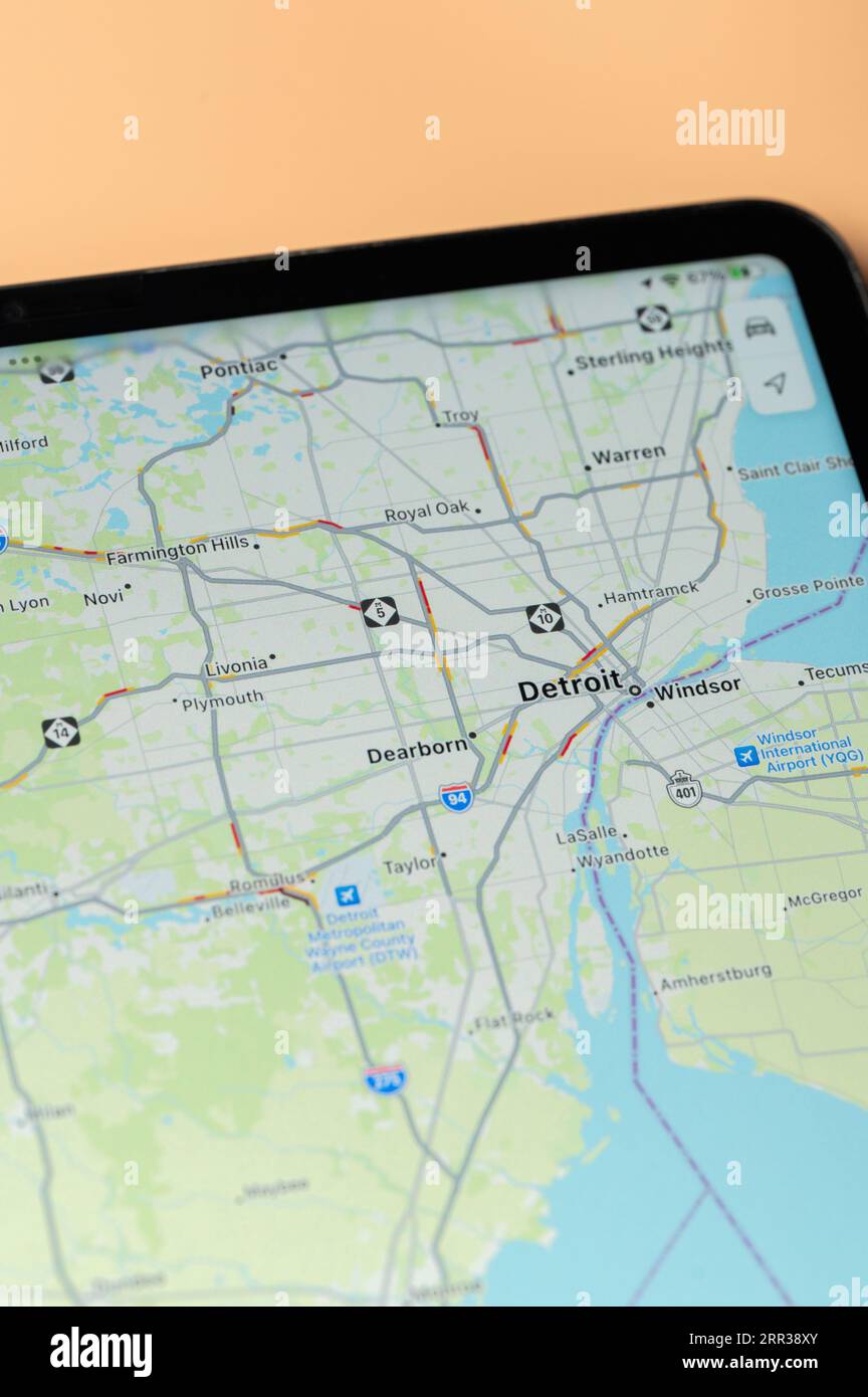New York, États-Unis - 24 août 2023 : trafic automobile à Detroit sur l'application google Maps sur l'écran de tablette vue rapprochée Banque D'Images
