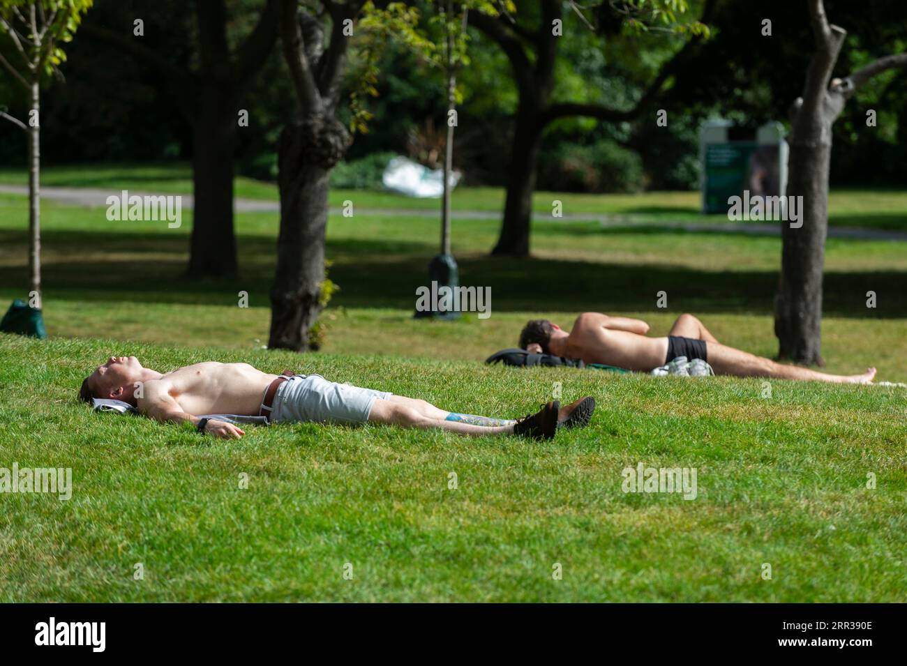 Londres, Royaume-Uni. 6 septembre 2023. Météo au Royaume-Uni – les gens prennent un bain de soleil à Regent's Park. L'Agence de sécurité sanitaire du Royaume-Uni a émis une alerte orange indiquant que les personnes de tous âges pourraient être affectées par la canicule actuelle car le met Office prévoit des températures élevées dépassant 30C pour la semaine. Crédit : Stephen Chung / Alamy Live News Banque D'Images