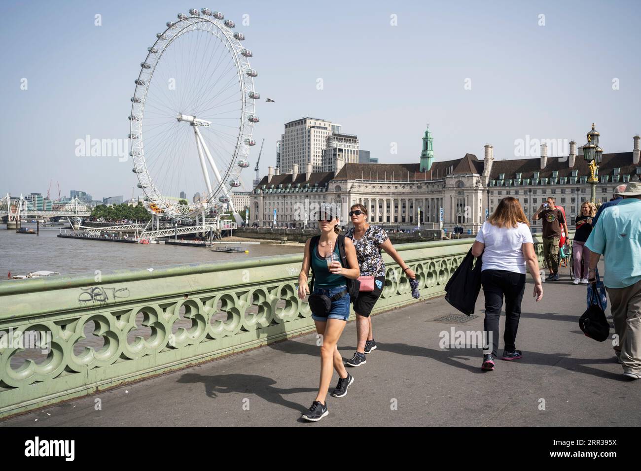 Londres, Royaume-Uni. 6 septembre 2023. Météo au Royaume-Uni – les touristes traversent le pont de Westminster. L'Agence de sécurité sanitaire du Royaume-Uni a émis une alerte orange indiquant que les personnes de tous âges pourraient être affectées par la canicule actuelle car le met Office prévoit des températures élevées dépassant 30C pour la semaine. Crédit : Stephen Chung / Alamy Live News Banque D'Images
