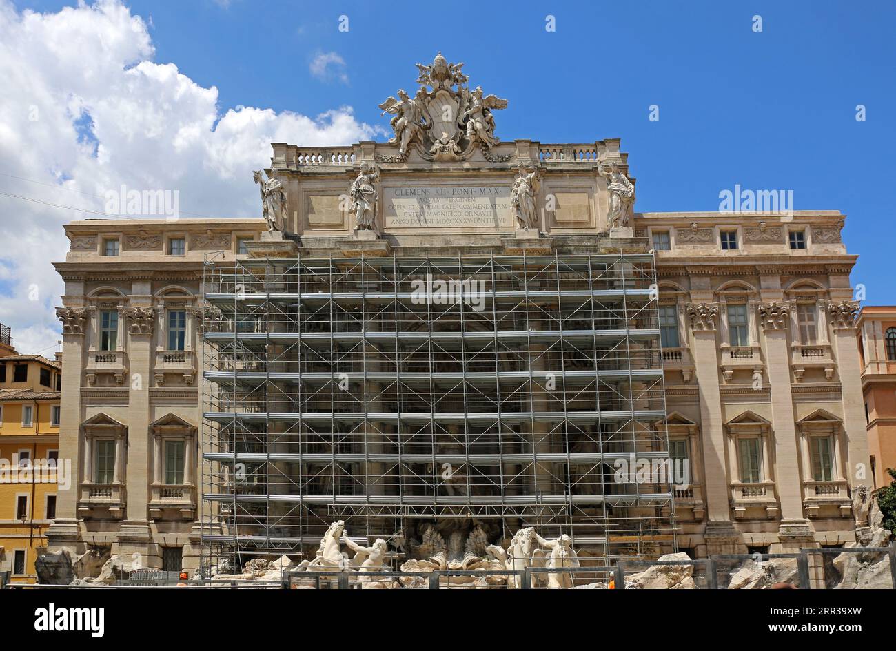 Rome, Italie - juin 30 : célèbre Fontaine site couvert d'échafaudages Fontana di Trevi Construction site dans la capitale. Banque D'Images