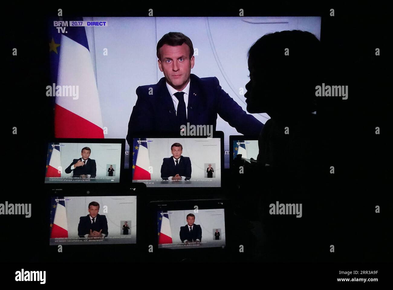 201028 -- PARIS, le 28 octobre 2020 -- Un enfant regarde le discours télévisé du président français Emmanuel Macron à Paris, France, le 28 octobre 2020. La France entrera en confinement national à partir de vendredi pour endiguer la deuxième vague de l’épidémie de coronavirus, a annoncé mercredi soir le président Emmanuel Macron. FRANCE-PARIS-PRESIDENT-CONFINEMENT NATIONAL GaoxJing PUBLICATIONxNOTxINxCHN Banque D'Images