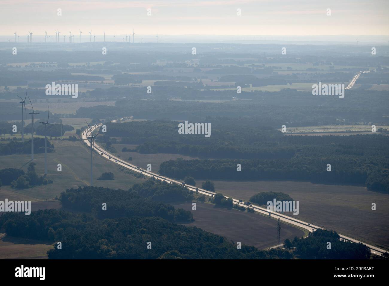 Putlitz, Allemagne. 05 septembre 2023. Les voitures roulent sur l'autoroute 24. A côté d'eux se trouvent des éoliennes. Crédit : Sebastian Gollnow/dpa/Alamy Live News Banque D'Images