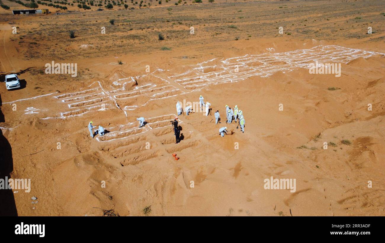 201028 -- TARHUNA LIBYE, le 28 octobre 2020 -- des travailleurs de l'Autorité générale pour la recherche et l'identification des personnes disparues en Libye sont vus sur le site de charniers à Tarhuna, Libye, le 28 octobre 2020. Un total de 12 corps non identifiés ont été trouvés dans la ville de Tarhuna, à environ 90 km au sud de la capitale Tripoli, a déclaré mercredi un responsable local à Xinhua. Le nombre total de corps non identifiés retrouvés à Tarhuna depuis le début des recherches en juin a atteint 98. Photo de /Xinhua LIBYA-TARHUNA-CHARNIERS HamzaxTurkia PUBLICATIONxNOTxINxCHN Banque D'Images