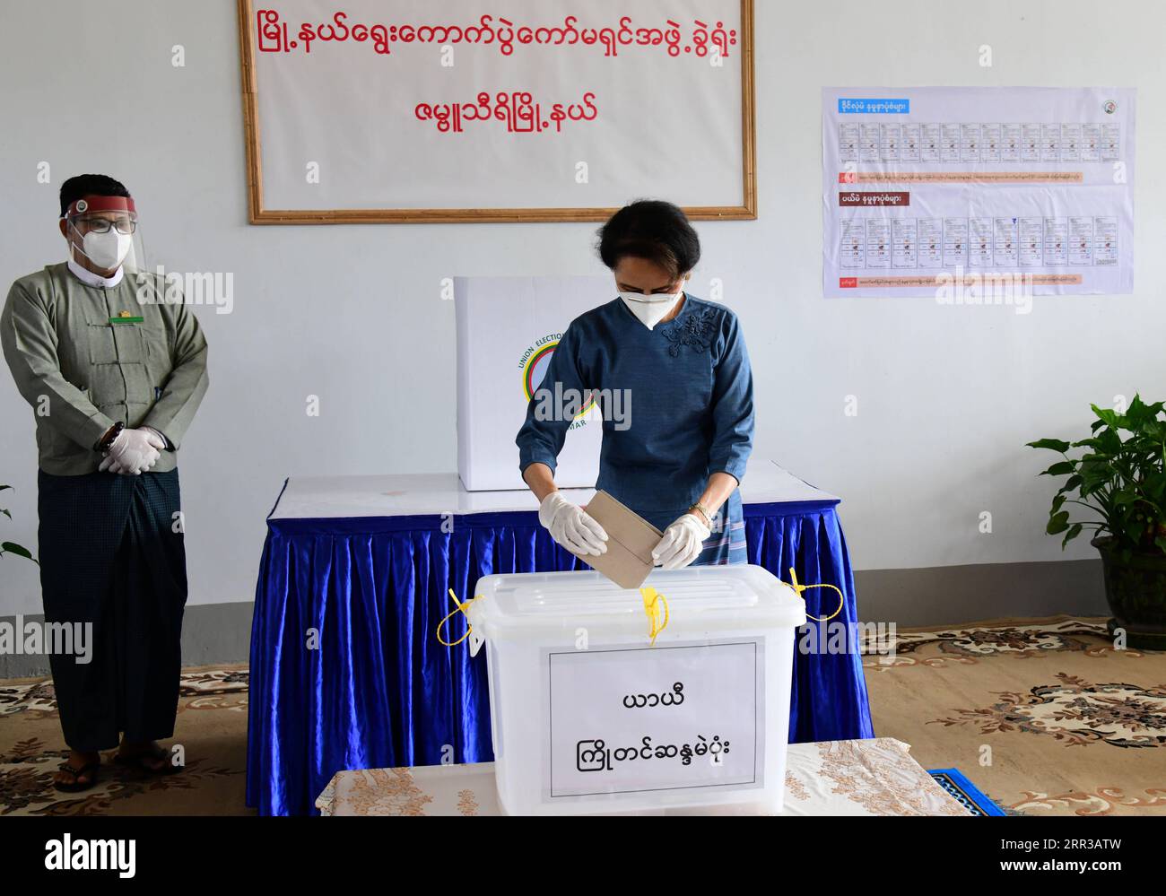 Actualités Bilder des Tages 201029 -- YANGON, 29 octobre 2020 -- la conseillère d'État du Myanmar, Aung San Suu Kyi, vote par anticipation pour les élections générales à Nay Pyi Taw, Myanmar, le 29 octobre 2020. Le président du Myanmar U Win Myint et la conseillère d’État Aung San Suu Kyi ont voté par anticipation jeudi pour les élections générales prévues pour le 8 novembre. /Document via Xinhua MYANMAR-ADVANCE VOTING-GENERAL ELECTIONS Ministryxofxinformation PUBLICATIONxNOTxINxCHN Banque D'Images