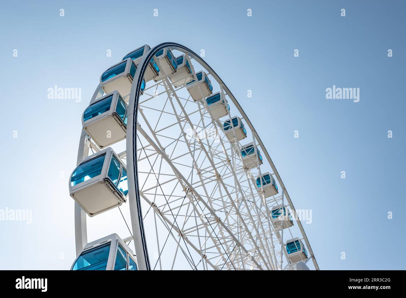 Ferris roue contre le ciel bleu. Attraction dans Helsinki, Finlande. Banque D'Images