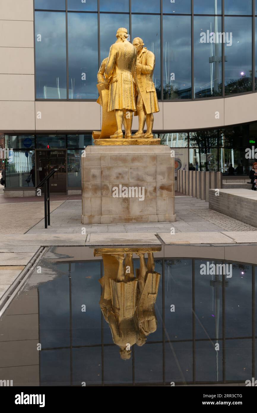 Tatue de James Watt, Matthew Boulton et William Murdock.Golden boys in Centenary Square. Birmingham Royaume-Uni Banque D'Images
