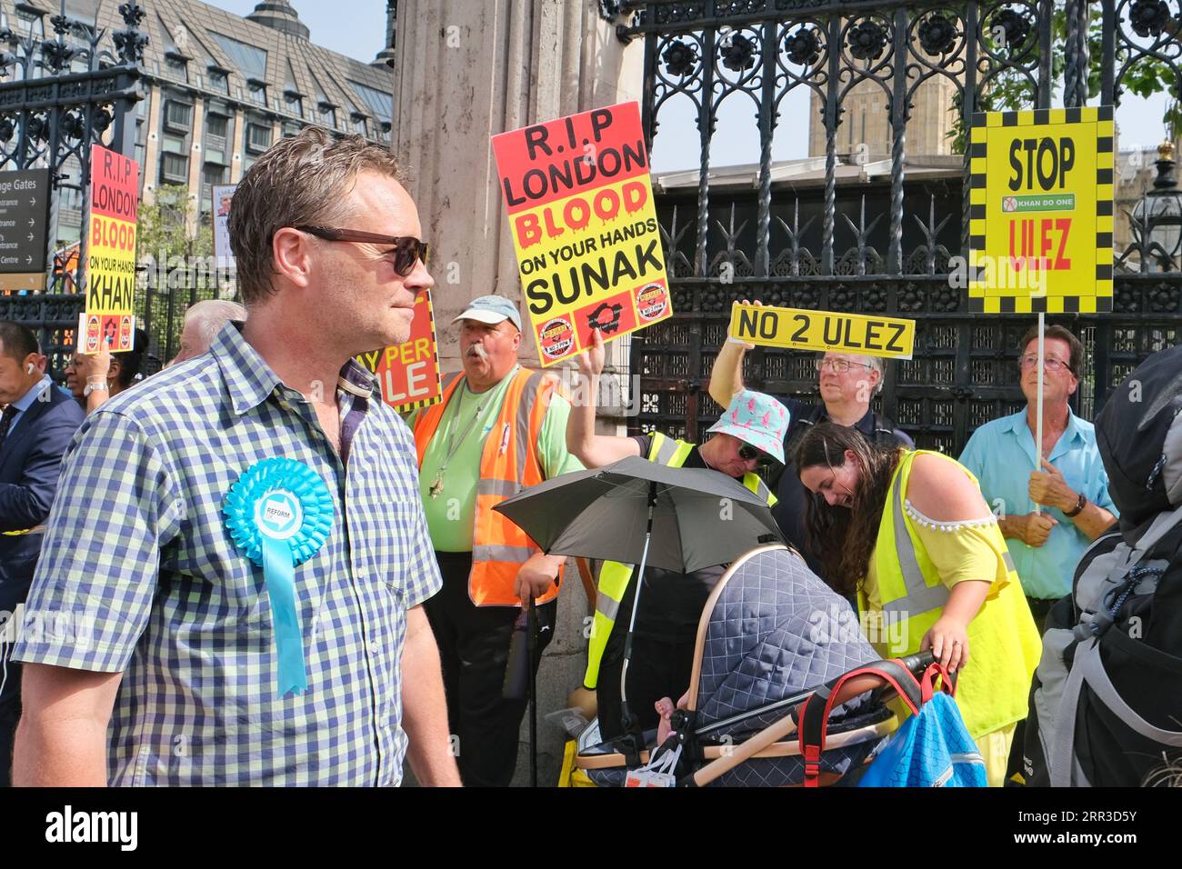 Londres, Royaume-Uni. 6 septembre 2023. Les manifestants anti-ULEZ manifestent devant les chambres du Parlement avant les premières questions du Premier ministre (PMQ) après les vacances d'été. Crédit : Photographie de onzième heure / Alamy Live News Banque D'Images