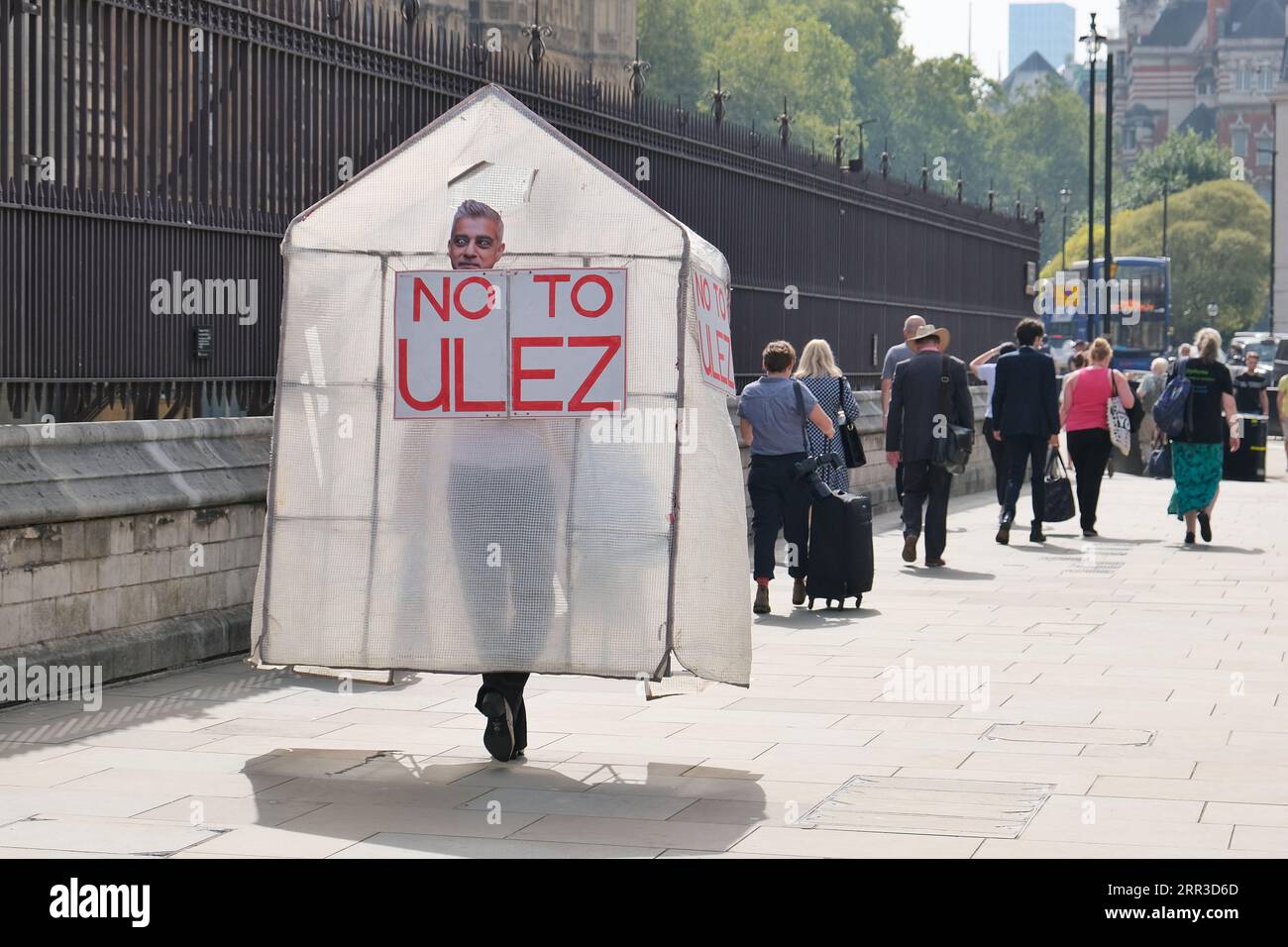 Londres, Royaume-Uni. 6 septembre 2023. Les manifestants anti-ULEZ manifestent devant les chambres du Parlement avant les premières questions du Premier ministre (PMQ) après les vacances d'été. Crédit : Photographie de onzième heure / Alamy Live News Banque D'Images