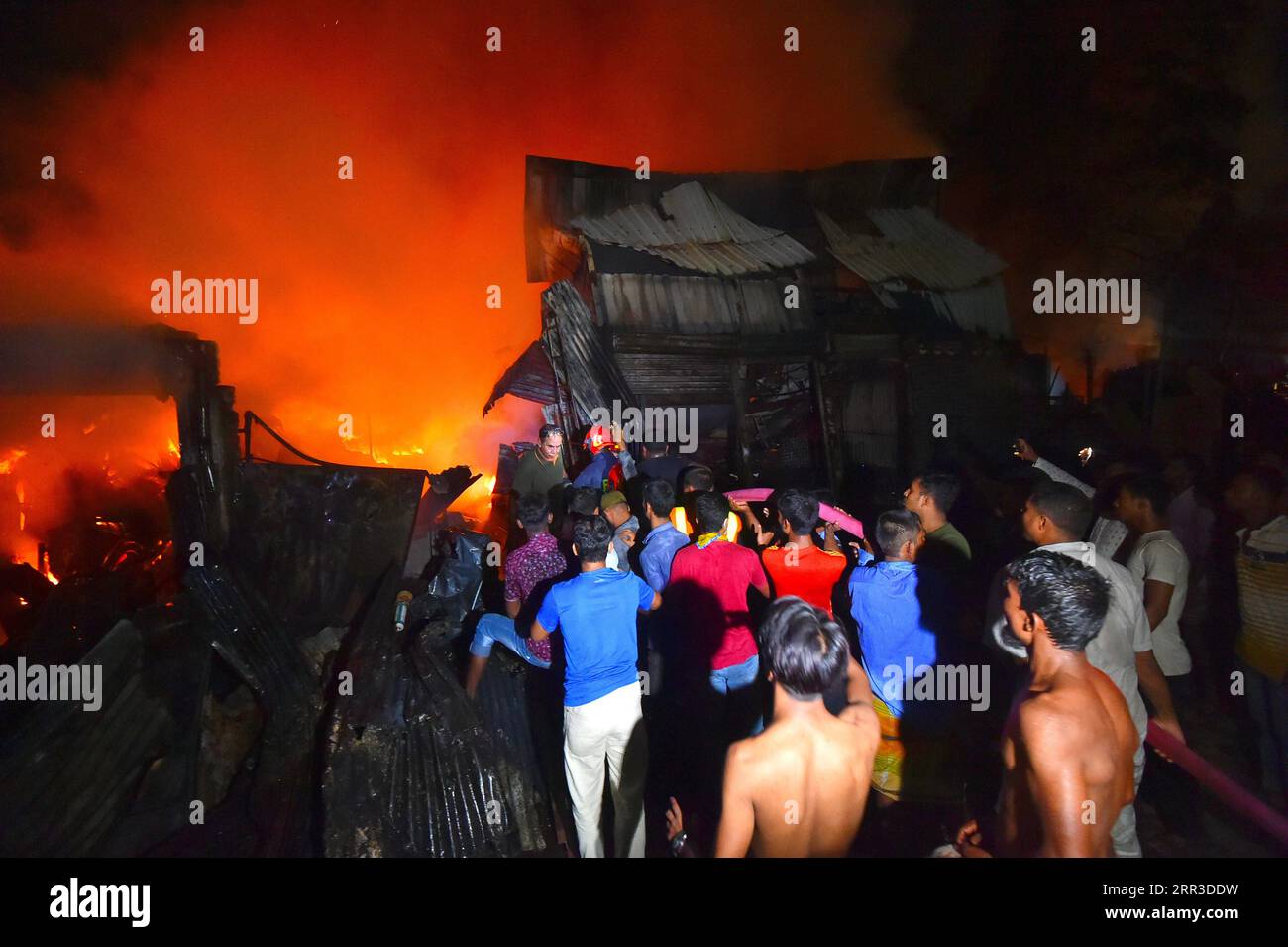 201031 -- DHAKA, le 31 octobre 2020 -- des gens tentent d'éteindre un incendie dans un bidonville à Dhaka, Bangladesh, le 30 octobre 2020. BANGLADEH-DHAKA-SLUM-FIRE Salim PUBLICATIONxNOTxINxCHN Banque D'Images