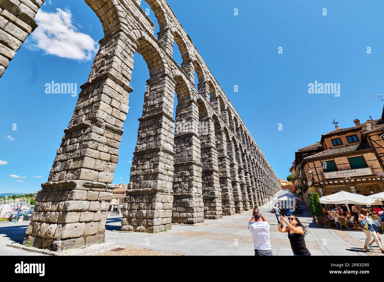 Ségovie, Espagne - 28 juin 2021 : aqueduc romain et place Azoguejo de l'ancienne ville espagnole européenne de Ségovie. Castille et Léon Banque D'Images