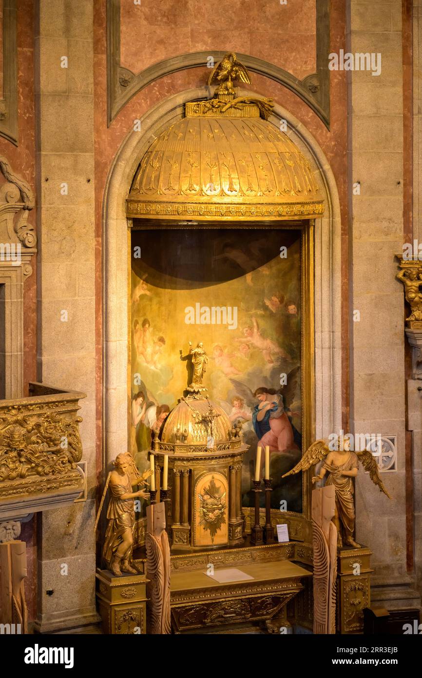 Porto, Portugal, église et tour Clerigos. Autel latéral d'un saint religieux avec une capitale architecturale de couleur or. Symboles anciens ou icônes de Banque D'Images