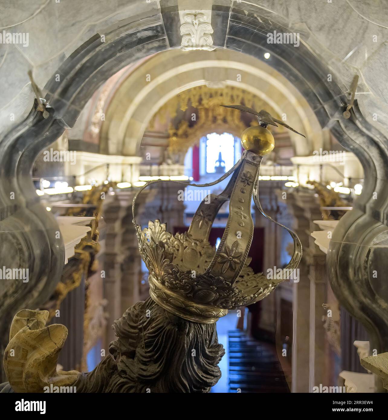 Porto, Portugal, église et tour Clerigos. Arrière de la statue ou sculpture de Jésus-Christ montrant la couronne. L'architecture intérieure médiévale de t Banque D'Images