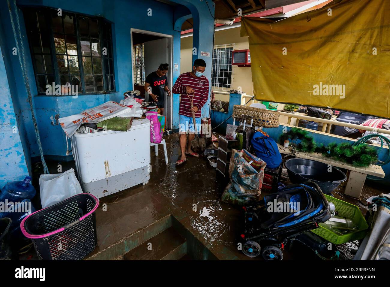 201102 -- PROVINCE DE BATANGAS, 2 novembre 2020 -- les résidents récupèrent leurs biens après une inondation déclenchée par les fortes pluies du typhon Goni dans la province de Batangas, aux Philippines, le 2 novembre 2020. Le nombre de décès dus au typhon Goni, qui a balayé le sud de l île principale des Philippines de Luzon, a grimpé à 16, a déclaré lundi l organisme de gestion des catastrophes du pays. Photo de /Xinhua PHILIPPINES-PROVINCE DE BATANGAS-TYPHON GONI-AFTERMATH RouellexUmali PUBLICATIONxNOTxINxCHN Banque D'Images