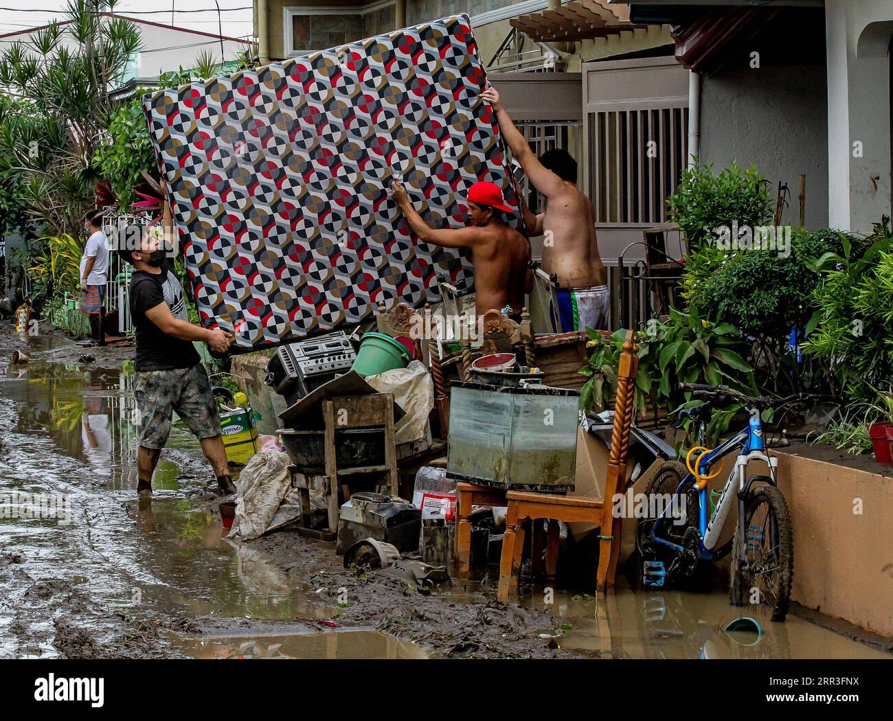 201102 -- PROVINCE DE BATANGAS, 2 novembre 2020 -- les résidents récupèrent leurs biens après une inondation déclenchée par les fortes pluies du typhon Goni dans la province de Batangas, aux Philippines, le 2 novembre 2020. Le nombre de décès dus au typhon Goni, qui a balayé le sud de l île principale des Philippines de Luzon, a grimpé à 16, a déclaré lundi l organisme de gestion des catastrophes du pays. Photo de /Xinhua PHILIPPINES-PROVINCE DE BATANGAS-TYPHON GONI-AFTERMATH RouellexUmali PUBLICATIONxNOTxINxCHN Banque D'Images